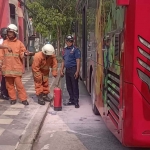 Petugas saat mengecek keadaan Bus Trans Semanggi Suroboyo.