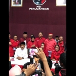 Puti Guntur Soekarno berkerudung merah (dua dari kanan) saat berada di kantor DPD PDIP Jatim. Foto: HERMAN S/BANGSAONLINE