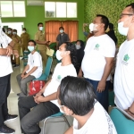 DIALOG: Bupati Muhdlor berbincang dengan peserta pelatihan kerja, di Kantor Kecamatan Gedangan, awal Agustus lalu. foto: ist.