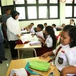Wali Kota Surabaya saat mengunjungi salah satu ruang sekolah SD Sememi II. (foto: hms)