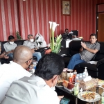 Pengurus PSSI Kota Batu saat pertemuan dengan Komisi C DPRD setempat, Selasa (2/11).