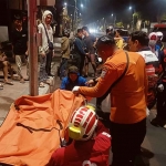 Petugas saat mengevakuasi korban kecelakaan tunggal di Jalan Panglima Sudirman, Surabaya.