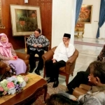 Menlu Retno Lestari Priansari Marsudi saat bertemu dengan KH. Hasyim Muzadi pada acara Foreign Policy Breakfast, di Gedung Pancasila Kementerian Luar Negeri.