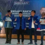 Pemberian cenderamata kepada para pendahulu dan pendiri Partai Demokrat di Kota Malang saat acara peringatan HUT ke-21.