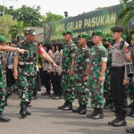 Danrem 084/BJ, Brigjen TNI Terry Tresna Purnama, saat memimpin apel gelar pasukan pengamanan VVIP.