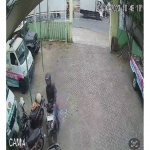 Rekaman CCTV saat memperlihatkan motor wartawan di Jember yang digondol maling.