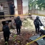 Tim penjinak BOM Polda Jatim saat mengevakuasi temuan mortir di rumah Sunoto, di Desa Padasan, Kecamatan Kerek, Kabupaten Tuban, Selasa (6/9/2022).
