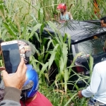 Mobil Daihatsu Ayla usai terlempar ditabrak KA Sri Tanjung, masuk ke semak-semak.