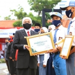 Gubernur Jawa Timur Khofifah Indar Parawansa terus mendorong semangat belajar siswa-siswi dengan memberikan penghargaan. Foto: humas pemrov Jatim 