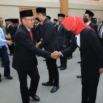 Kakanwil Kemenkumham Jatim Imam Jauhari menyalami PPNS, Notaris Pengganti, dan Pejabat Fungsional Tertentu yang dilantik, Senin (5/6/2023).