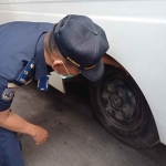 Petugas saat memeriksa kelayakan kendaraan di Tulungagung, Kamis (15/12/2022).