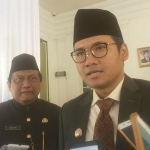 Bupati Bangkalan Abdul Latif Imron didampingi Pj. Sekda Drs. Setidjabudi memberikan keterangan kepada awak media usai pelantikan.