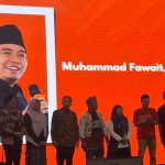 Ketua Fraksi Gerindra DPRD Jatim, Muhammad Fawait atau yang akrab disapa Gus Fawait, saat menerima Dewi Sartika Awards.