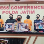 Kabid Humas Polda Jatim, Kombes Pol Gatot Repli Handoko sedang menunjukkan barang bukti saat pers rilis, Rabu (13/10/2021).
