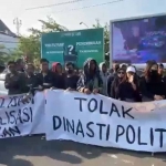 Aliansi mahasiswa dan masyarakat Yogyakarta saat menggelar demo di pertigaan UIN Sunan Kalijaga. Foto: Ist
