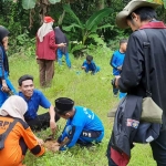 Kegiatan FRPB bersama mahasiswa  Muhammadiyah Malang (UMM) melakukan penghijauan atau menanam pabrik oksigen di Dusun Buddagan I Desa Larangan Luar Pamekasan. 
