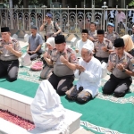 Kapolda saat berziarah di makam Sunan Ampel Surabaya.