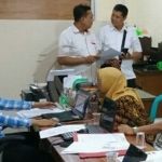 Oknum Dokter dan Bidan RSUD Kota Mojokerto yang digerebek menjalani pemeriksaan.