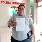 Ketua LPK Tapal Kuda, Deny Rico menunjukkan STTP dari Polres Situbondo.