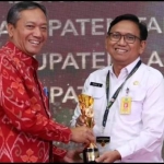 PENGHARGAAN: Kepala Bappeda Sidoarjo Hery Soesanto menerima penghargaan Sidoarjo Kabupaten Sangat Inovatif. Foto: Ist.