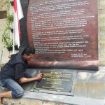 Martudji, Ketua Aliansi Wartawan Surabaya (AWS) sedang membersihkan Monumen Resolusi Jihad NU. foto: istimewa