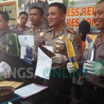 Kapolres Jombang, AKBP Agung Marlianto menunjukkan barang bukti yang diamankan foto: ROMZA/ BANGSAONLINE
