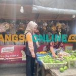 Wakil Ketua DPRD Gresik, Nur Saidah, ketika sidak pedagang sayur di Pasar Giri. Foto: SYUHUD/BANGSAONLINE