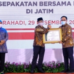 Bupati Pamekasan, Baddrut Tamam, saat menerima penghargaan dari Kemendes PDTT di Surabaya.