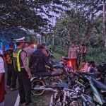 Sejumlah pemuda dan motor yang diamankan petugas karena terlibat balap liar.