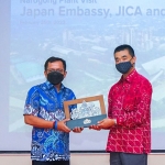 Direktur Utama SIG, Donny Arsal (kiri), saat memberikan cendera mata kepada Minister for Economic Affairs and Development dari Kedutaan Besar Jepang di Indonesia, Masato Usui. Foto: Ist