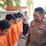 Kapolres Bangkalan, AKBP Febri Isman Jaya, saat menginterogasi para pelaku.