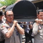 Kapolrestabes Surabaya, Kombes Pol Sandi Nugroho (dua dari kiri) bersama Wakapolrestabes AKBP Leonardus Simamarta saat menggotong  jenazah almarhum menuju ambulans.