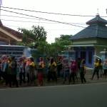 Puluhan Perwakilan Buruh saat di kantor Kecamatan Baureno. foto: Eky Nur Hadi