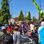 Proses pemilihan kepala Desa Suwaluh, Kecamatan Pakel, Kabupaten Tulungagung, yang berlangsung tertutup, puluhan warga menyaksikan proses pemilihan desa dari luar pagar.