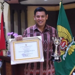 Wali Kota Kediri, Abdullah Abu Bakar, beserta piagam penghargaan Anugerah Parahita Ekapraya Kategori Madya yang diterima Pemkot Kediri. Foto: Ist