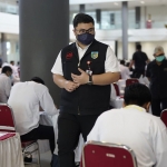 Bupati Kediri, Hanindhito Himawan Pramono, saat meninjau pelaksanaan ujian ulang perangkat desa di Convention Hall Simpang Lima Gumul. Foto: Ist