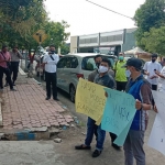 Sejumlah pemuda di Bangkalan saat melakukan aksi mempertanyakan pelayanan toko modern di Bangkalan, Senin (20/7/2020). (foto: ist).