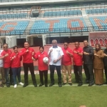 Wali Kota Risma foto bersama Ketua PSSI Mochamad Iriawan dan rombongan. foto: YUDI A/ BANGSAONLINE