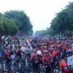 MEMBLUDAK: Fun Bike yang digelar pagi tadi dalam rangkaian penutupan Brawijaya Fair 2015 diikuti ribuan peserta.