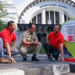 Direktur Bisnis dan Pemasaran SIG, Aulia Mulki Oemar (kanan), Kepala Dinas Bina Marga DKI Jakarta, Hari Nugroho (tengah), dan Direktur Utama PT Solusi Bangun Beton, Giri Prabowo (kiri) saat di trotoar Pos Bloc. Foto: Ist