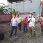 Anggota Komisi D DPRD Surabaya, Cahyo Siswo Utomo (masker oranye), ketika blusukan ke TPS Pradah Kali Kendal.