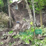 Tanah longsor mengancam warga Dusun Krajan, Desa Talun, Kecamatan Ngebel. Salah satu rumah warga yang pekarangannya longsor.