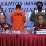 Kepala Kanwil Kemenkumham Jatim Imam Jauhari (kanan) saat memimpin rilis penangkapan Warga Negara Malaysia, HBR.