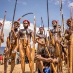 Masyarakat Papua saat menggunakan pakaian adat asli Papua yaitu Koteka. Foto: Minews.ID