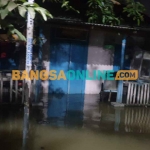 Rumah warga di Desa/Kecamatan Bungah terendam air dampak luapan Bengawan Solo. Foto: SYUHUD/BANGSAONLINE