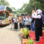 Gubernur Khofifah saat melepas keberangkatan bus mudik gratis Jakarta-Jatim.