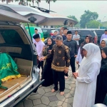 Gubernur Jawa Timur Khofifah Indar Parawansa saat melepas jenazah KH Muhammad Roziqi di halaman Masjid Al-Akbar Surabaya, Sabtu (2/12/2023). Foto: Yudi/bangsaonline