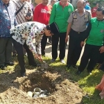 Bupati Bangkalan Abdul Latif memberikan contoh cara mengubur sampah agar mengurangi perkembang biakan nyamuk DBD .