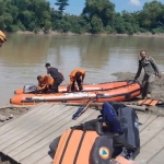 Petugas BPBD Bojonegoro saat mencari korban tenggelam di Sungai Bengawan Solo.