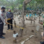Tukang gali kubur di Desa Sarirogo, Kecamatan Sidoarjo dikagetkan dengan temuan amunisi jenis bom blanket sepanjang 25 centimeter. (foto: ist)